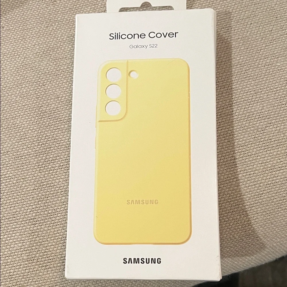 SAMSUNG Galaxy S22 Silicone Cover in Matte Yellow/NIB